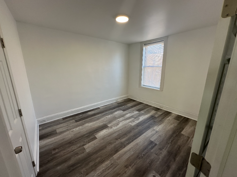 2434 W Franklin St - Photo 4 of 15