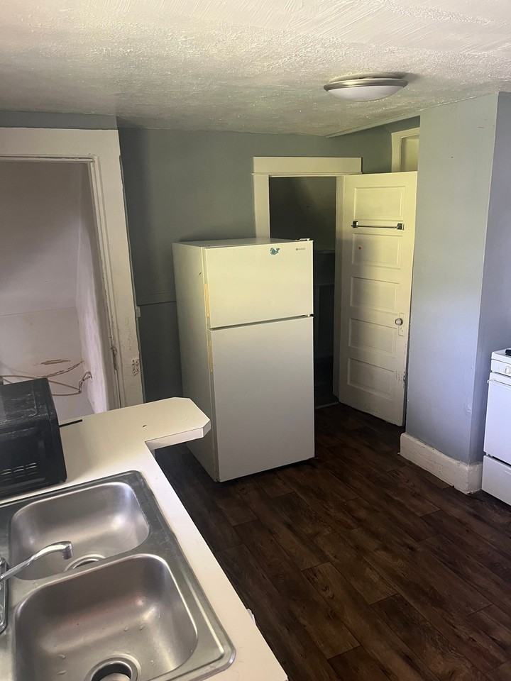 319 E Streicher St - Photo 3 of 11