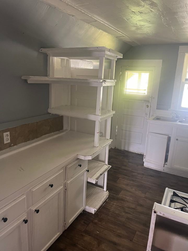 319 E Streicher St - Photo 4 of 11