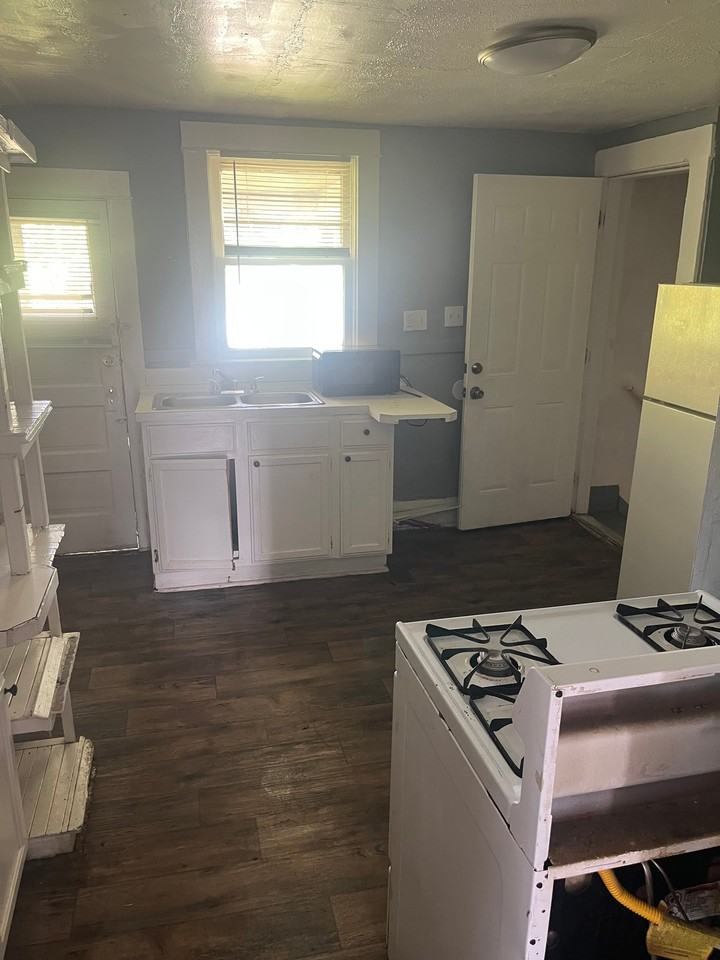 319 E Streicher St - Photo 5 of 11