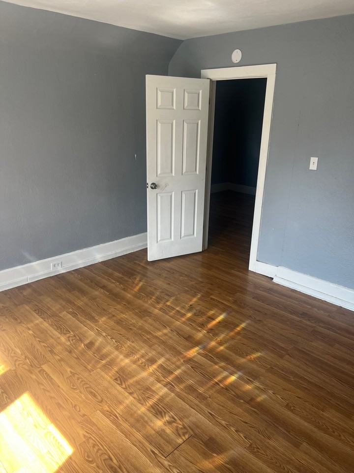 319 E Streicher St - Photo 7 of 11
