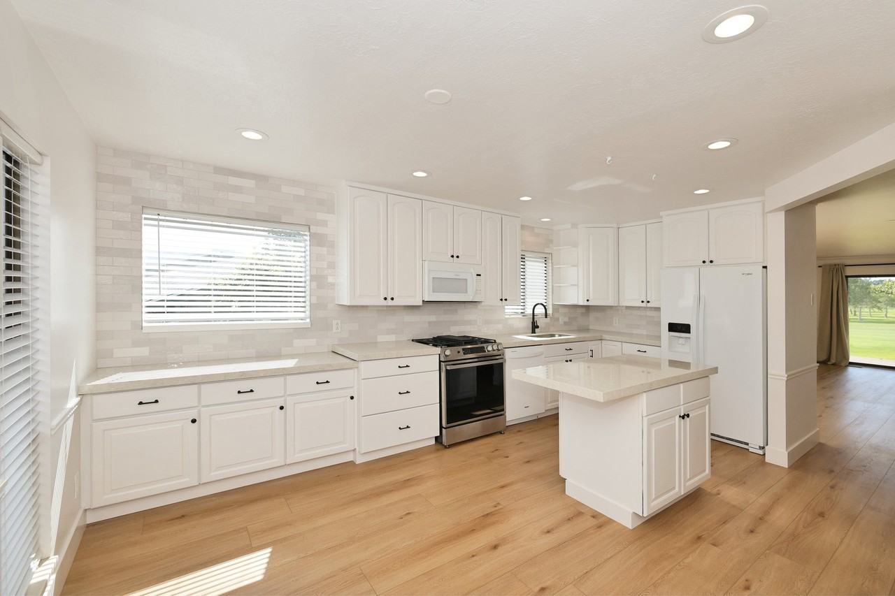 4498 W Skye Dr - Photo 7 of 39