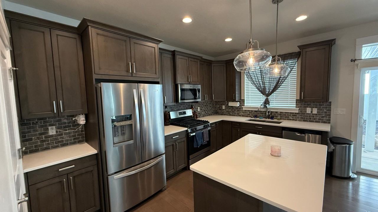 234 N Glenwood Way - Photo 3 of 20