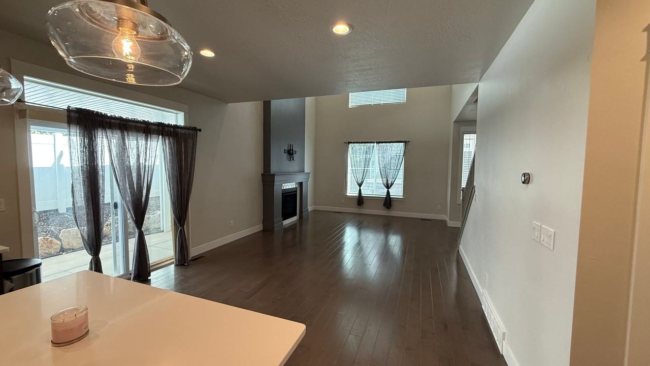 234 N Glenwood Way - Photo 7 of 20