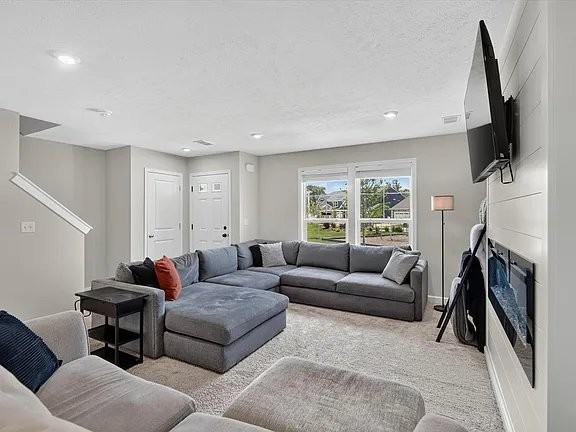 1162 Stagecoach Dr - Photo 4 of 18