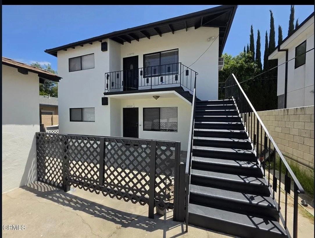 12246 Oxnard St - Photo 3 of 11
