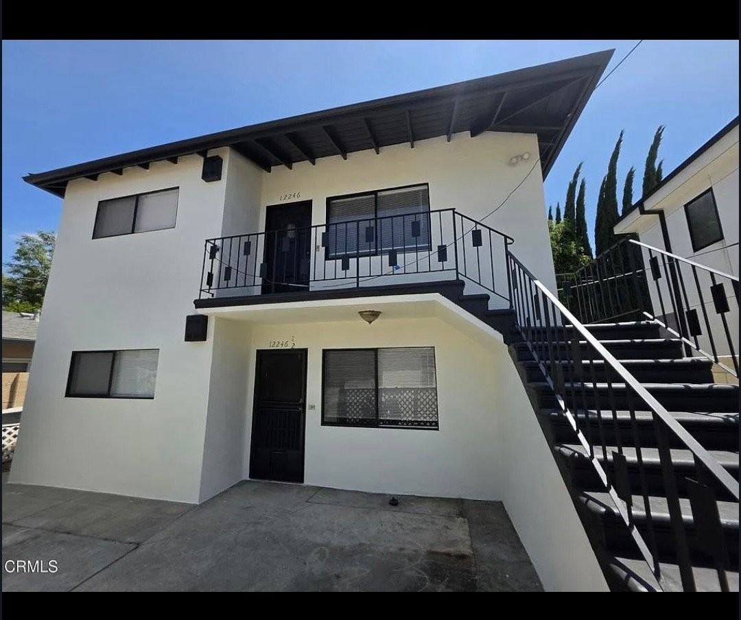 12246 Oxnard St - Photo 4 of 11