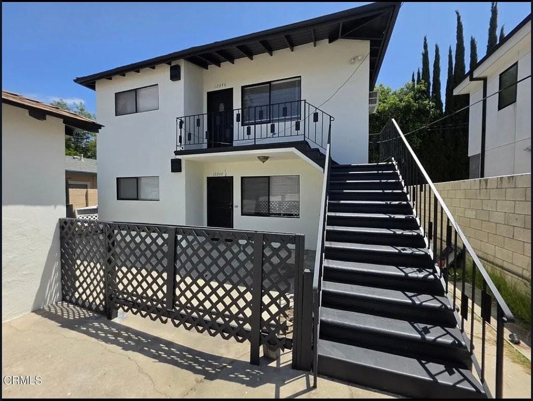 12246 Oxnard St - Photo 5 of 11