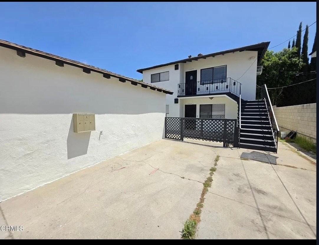 12246 Oxnard St - Photo 6 of 11