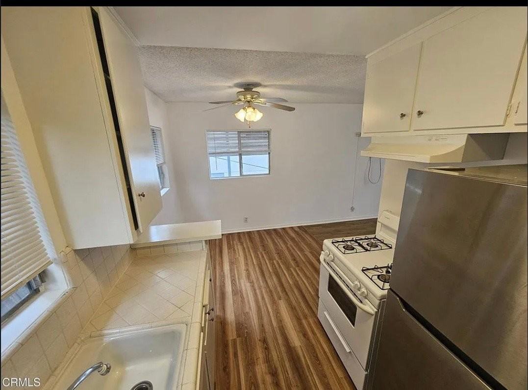 12246 Oxnard St - Photo 7 of 11
