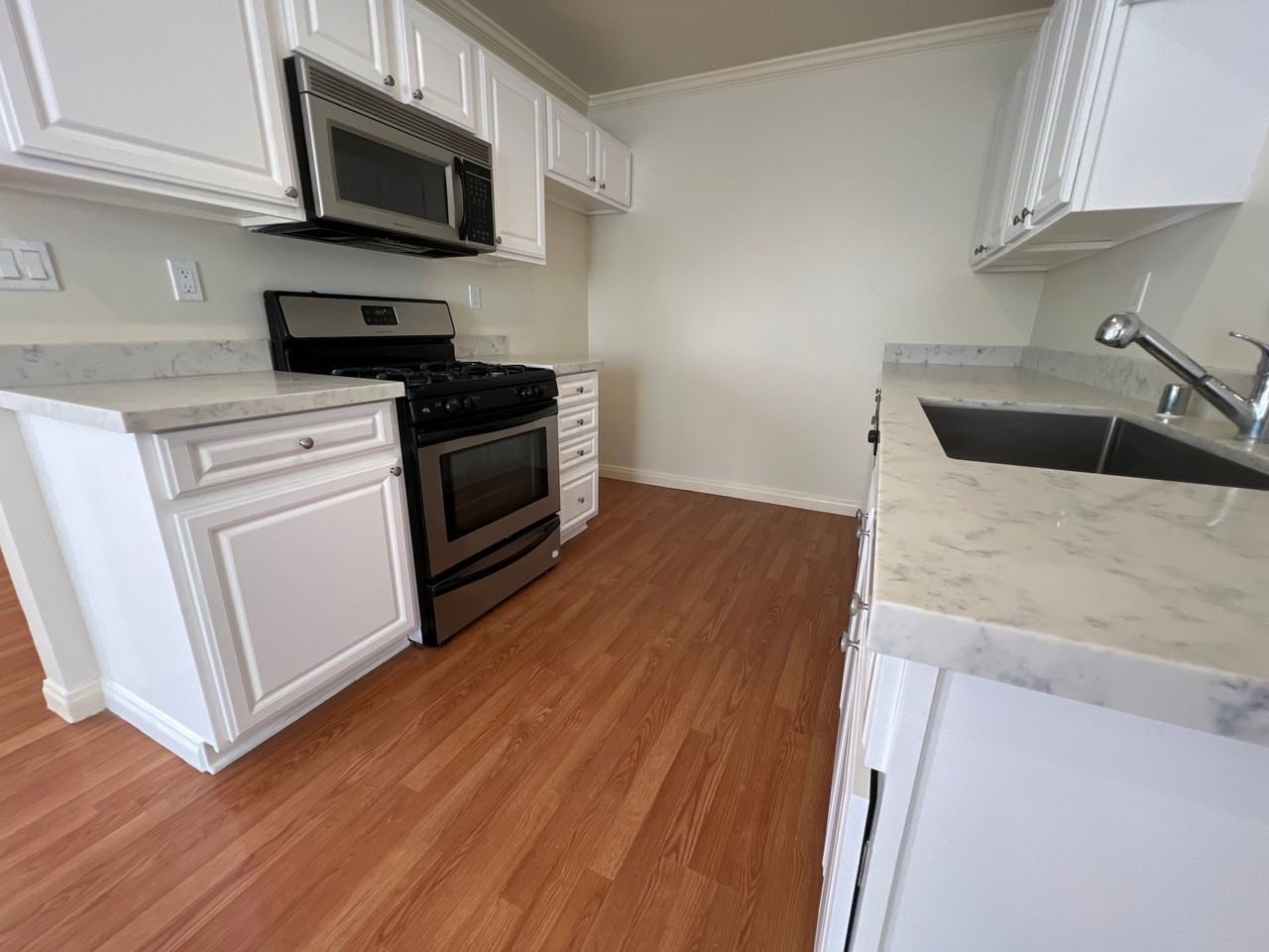 625 E Cypress Ave #B - Photo 3 of 12