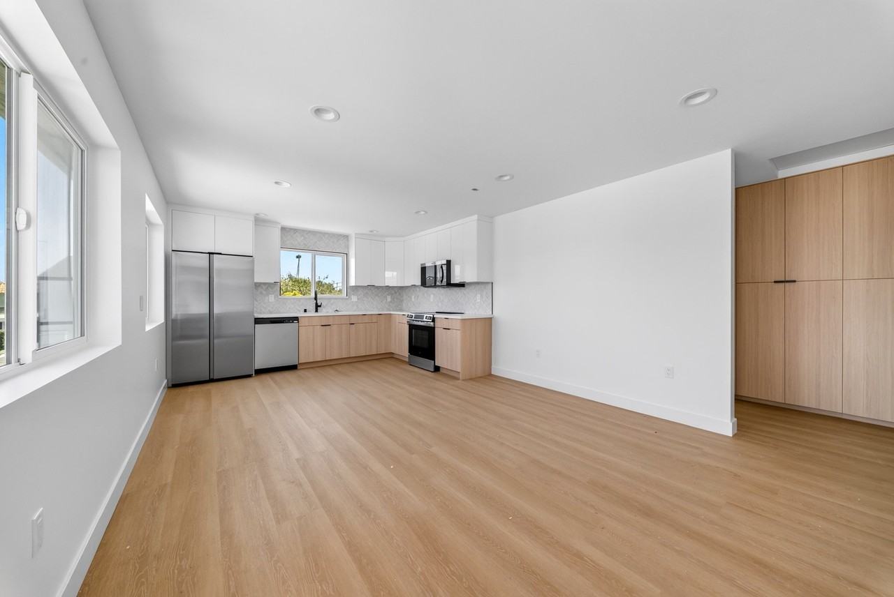 776 W Wilson St #8 - Photo 2 of 9