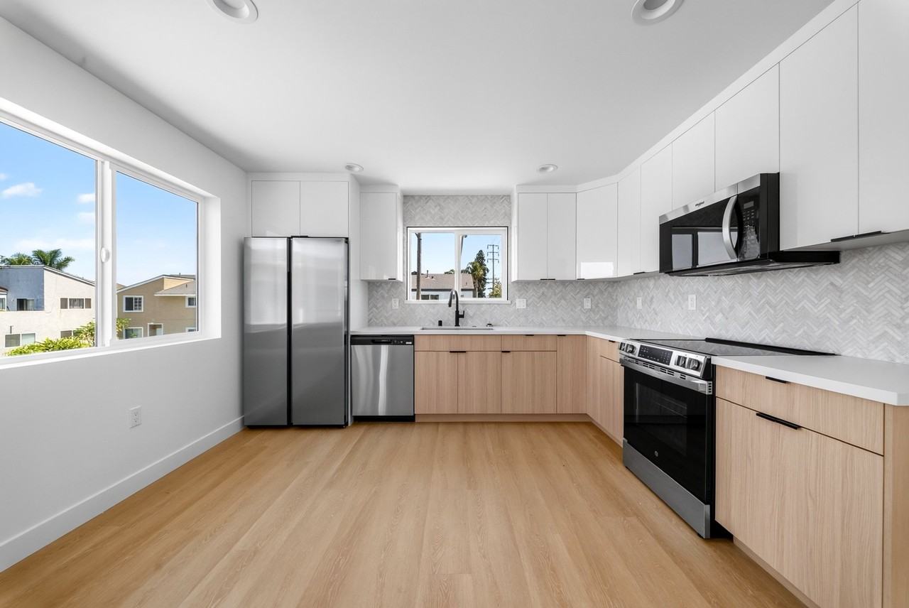 776 W Wilson St #8 - Photo 3 of 9