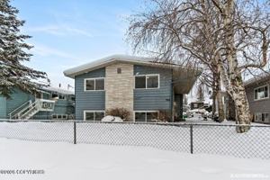 featured image of 708 N Hoyt St #4