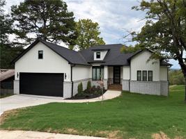 featured image of 1537 E 5th St