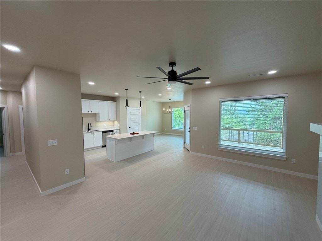 1537 E 5th St - Photo 3 of 24