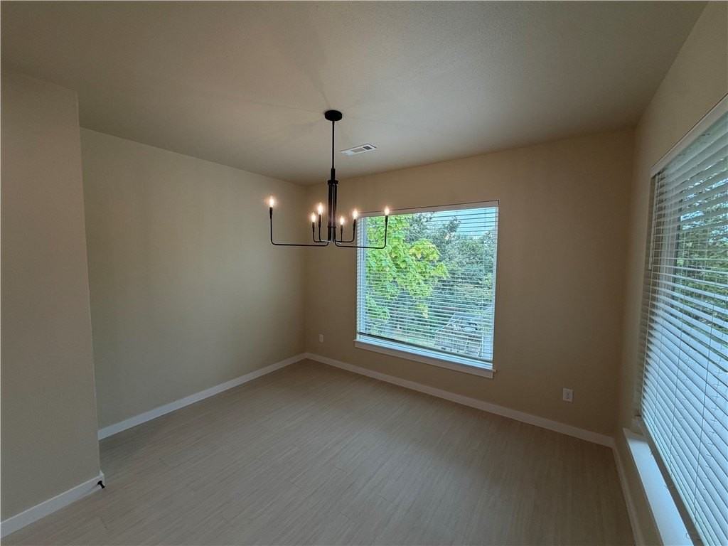 1537 E 5th St - Photo 6 of 24