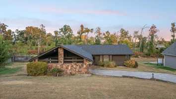 featured image of 403 S 37th St