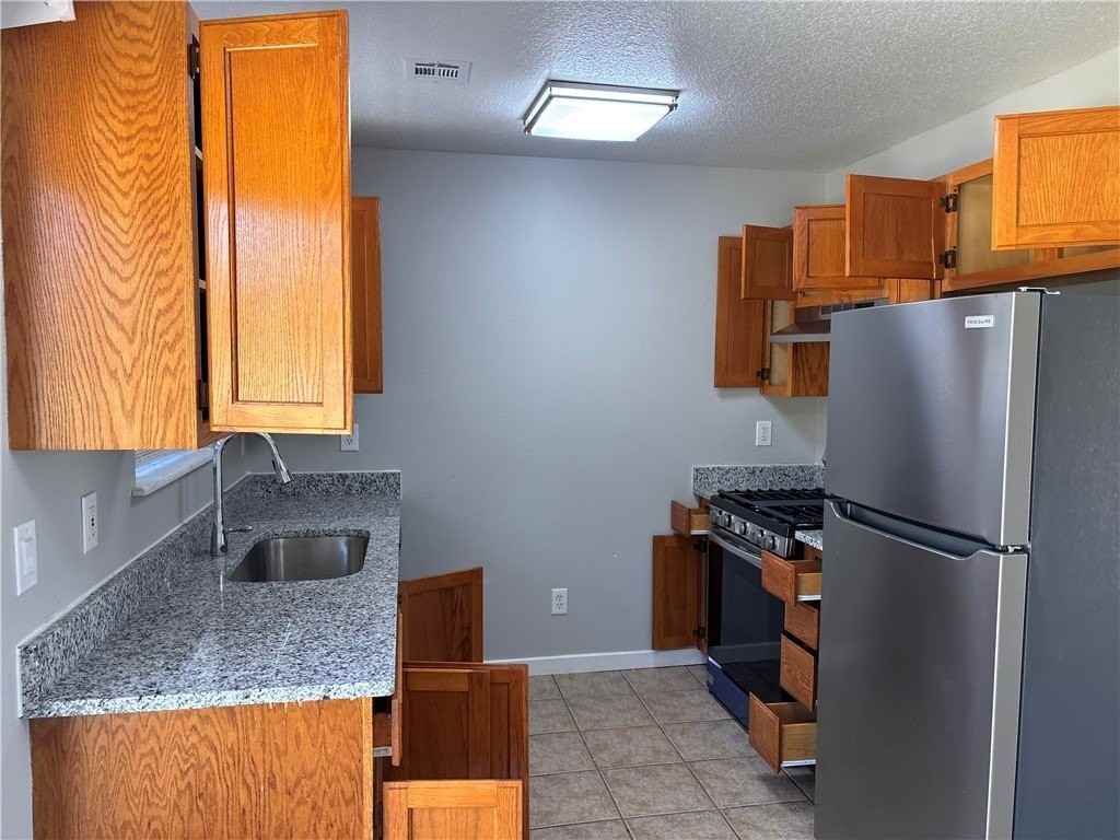 805 E 1st St - Photo 4 of 20