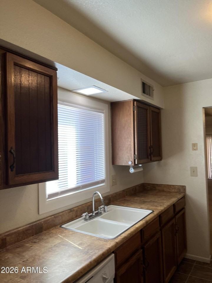 507 E Colgate Dr - Photo 5 of 20