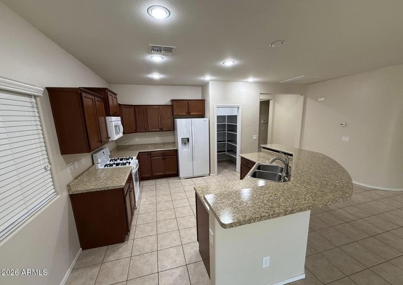 3417 N San Marin Dr - Photo 6 of 33