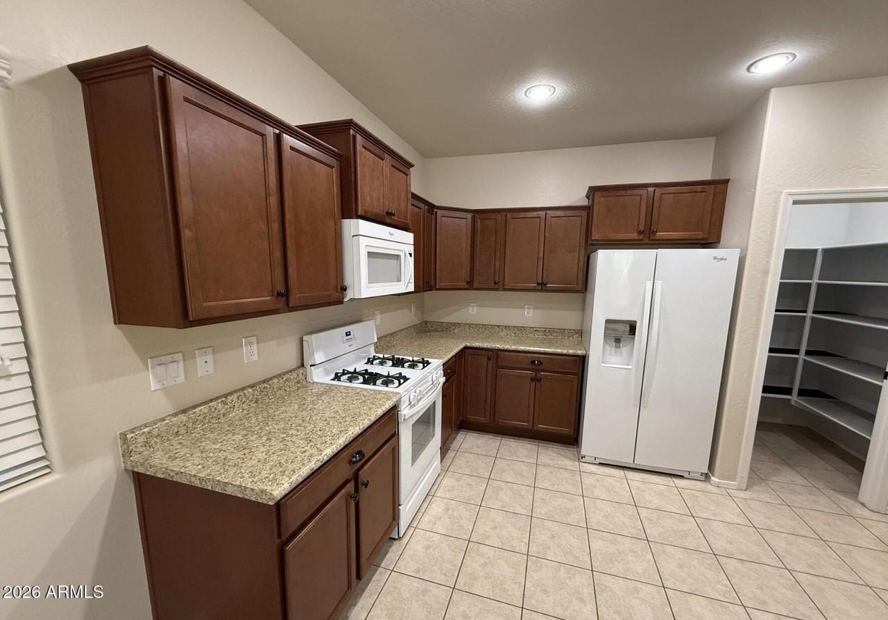 3417 N San Marin Dr - Photo 7 of 33