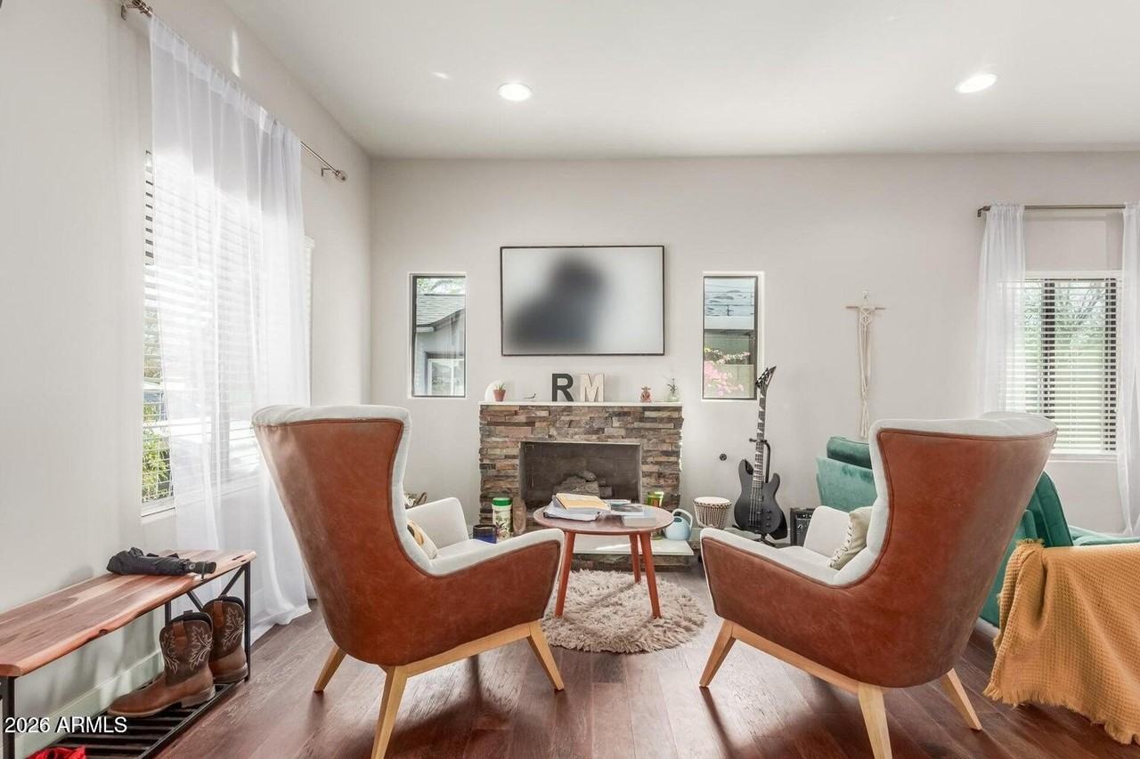1645 W Willetta St #STER - Photo 5 of 31