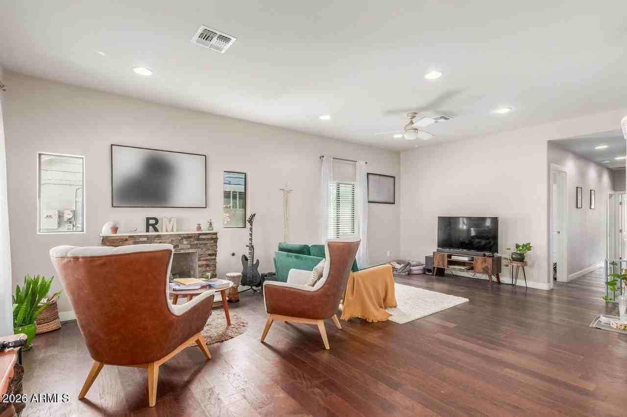1645 W Willetta St #STER - Photo 6 of 31