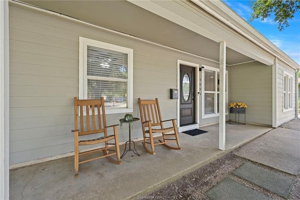 4004 Tanglewood Dr - Photo 3 of 25