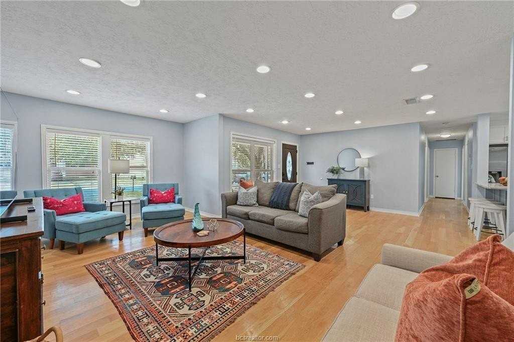 4004 Tanglewood Dr - Photo 4 of 25