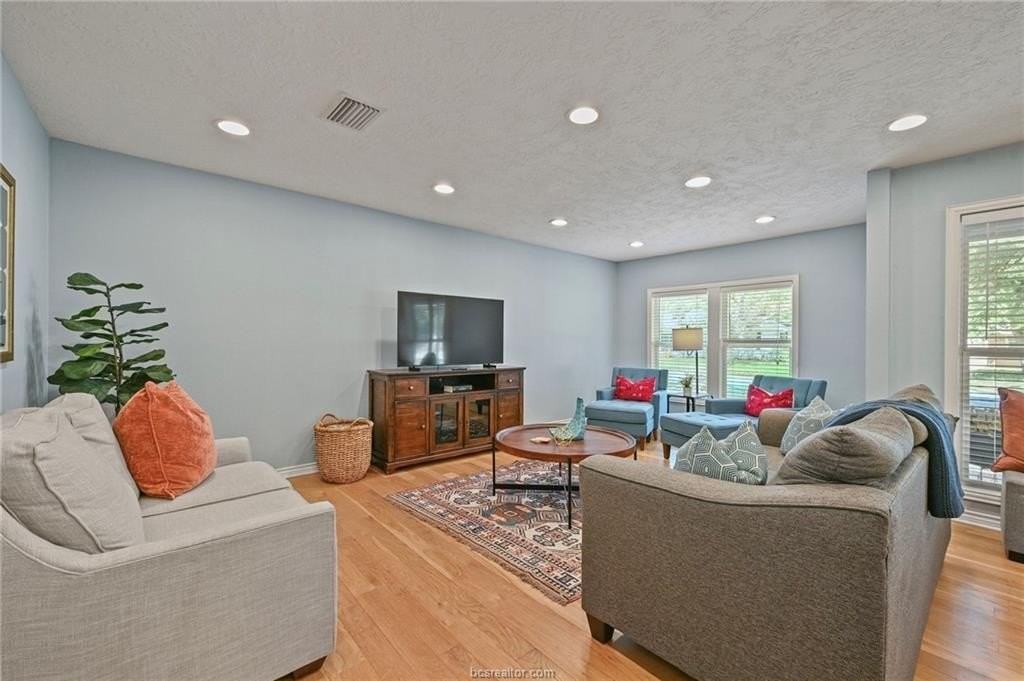 4004 Tanglewood Dr - Photo 5 of 25