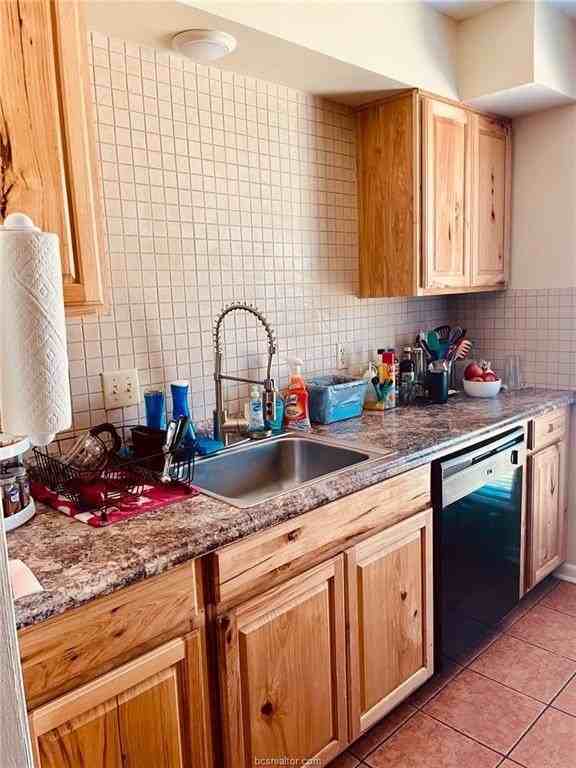 1404 Gramma Ct - Photo 6 of 17