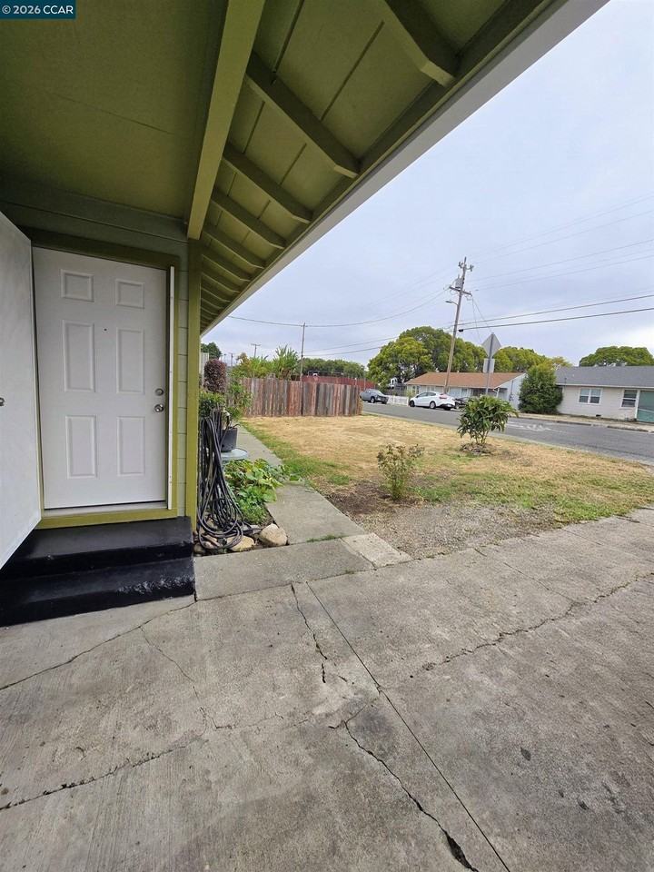 905 Pine St - Photo 3 of 12