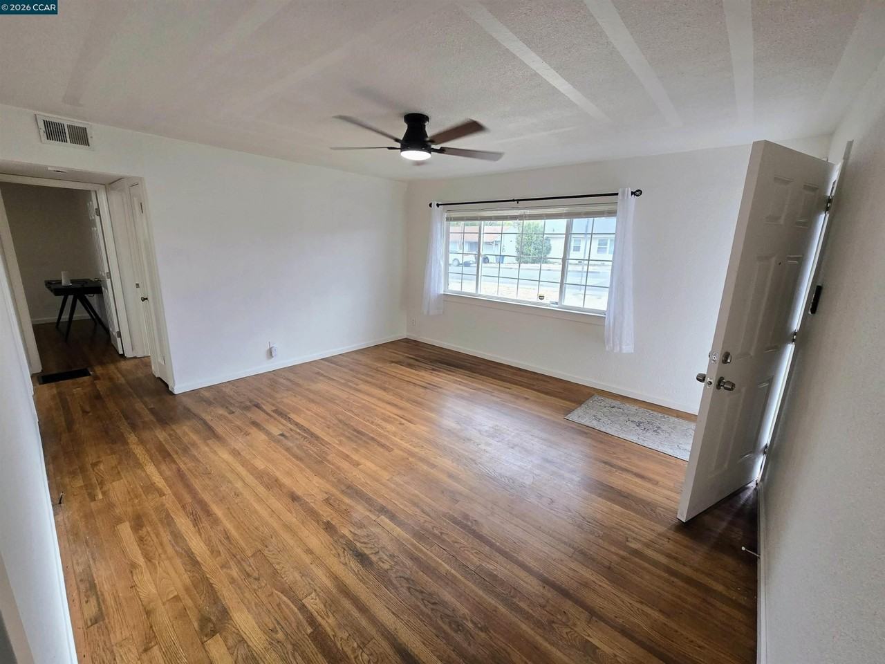 905 Pine St - Photo 4 of 12