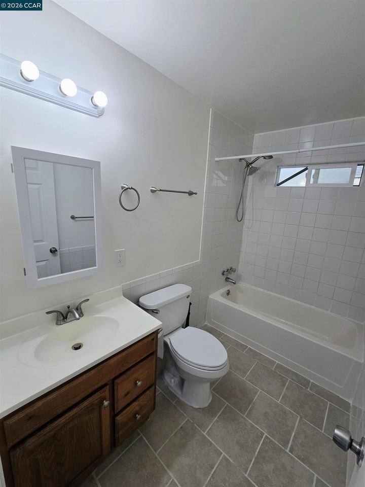 905 Pine St - Photo 6 of 12