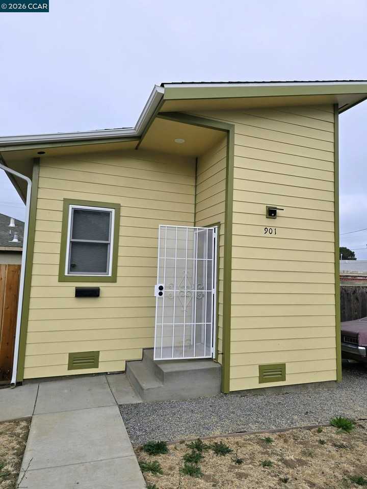 901 Pine St - Photo 2 of 15