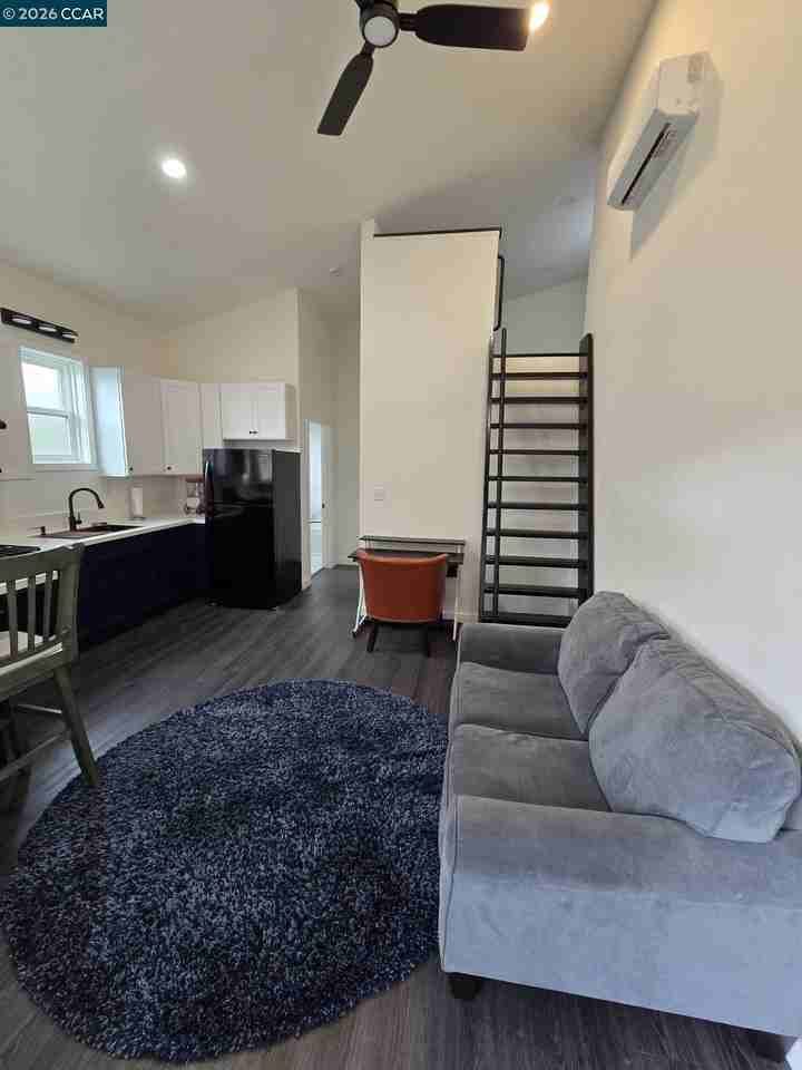 901 Pine St - Photo 4 of 15