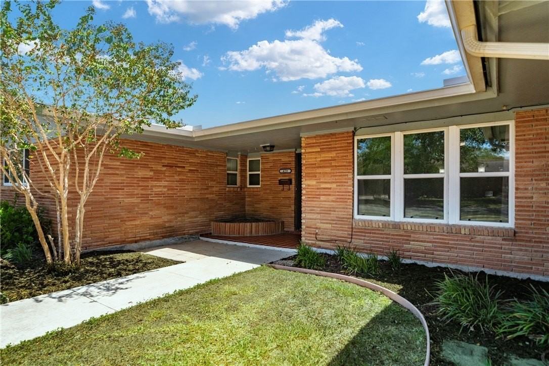 429 Montclair Dr - Photo 3 of 41