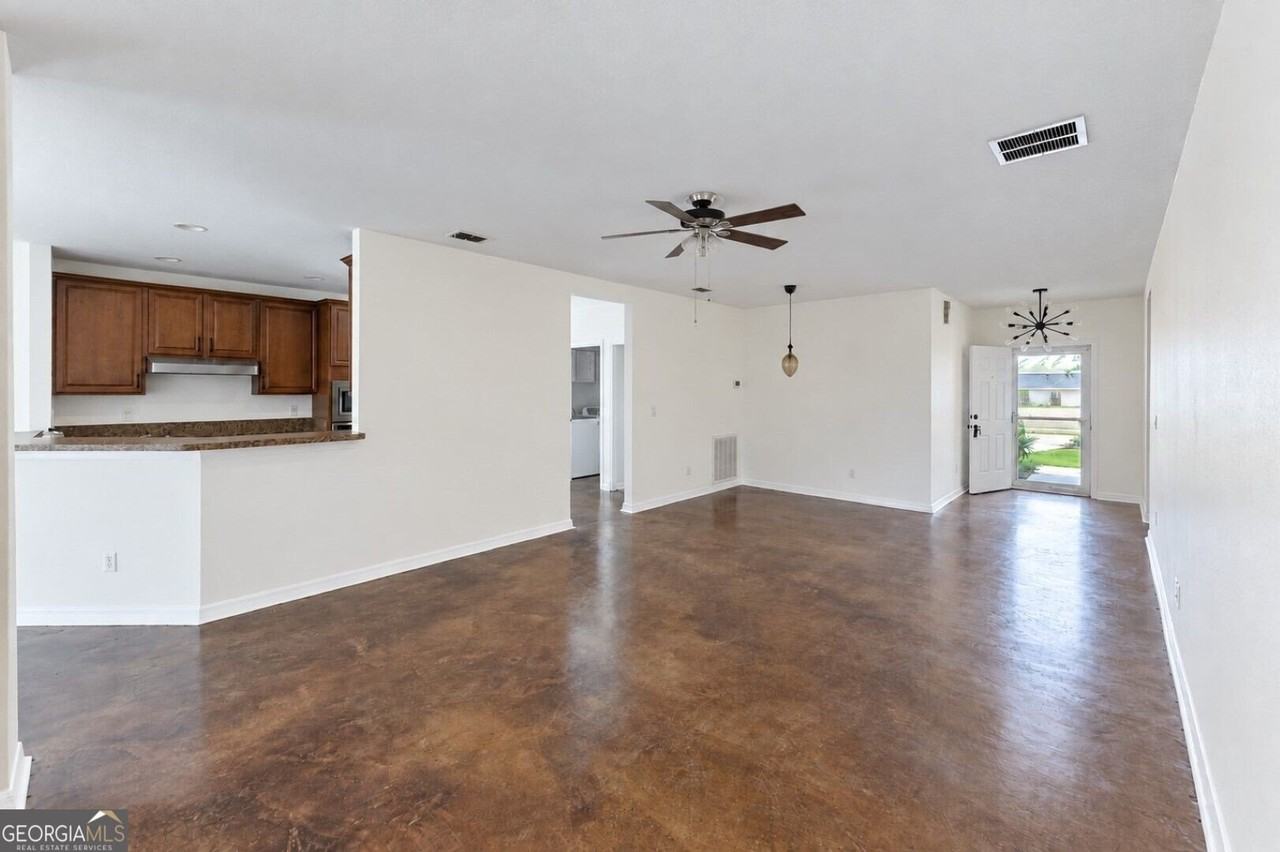 403 Soncel Dr - Photo 4 of 40