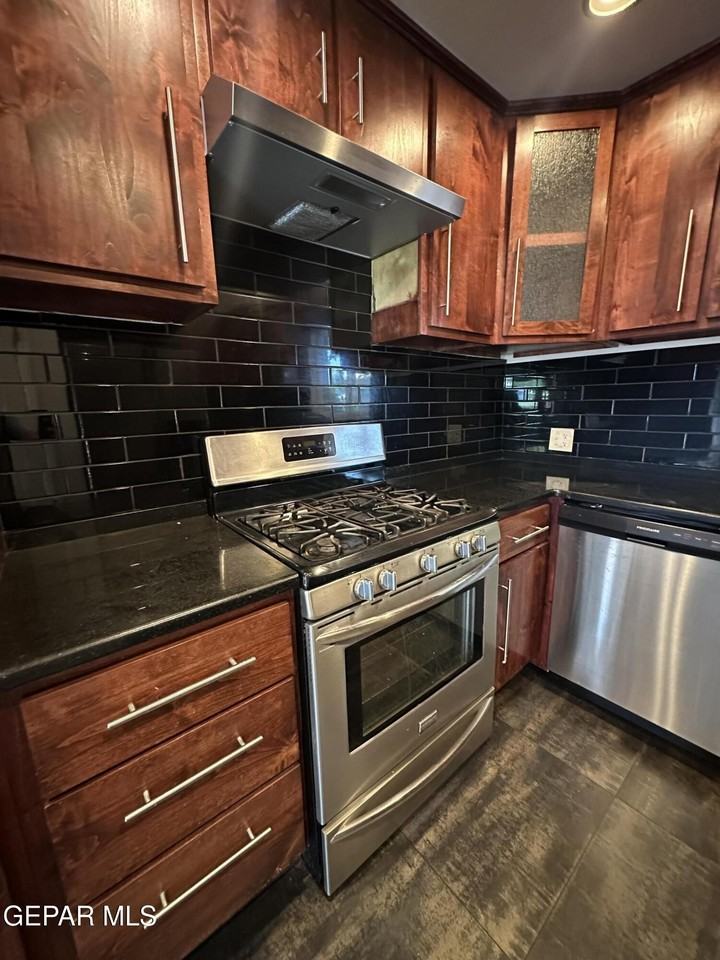 1209 Antonio St - Photo 4 of 21