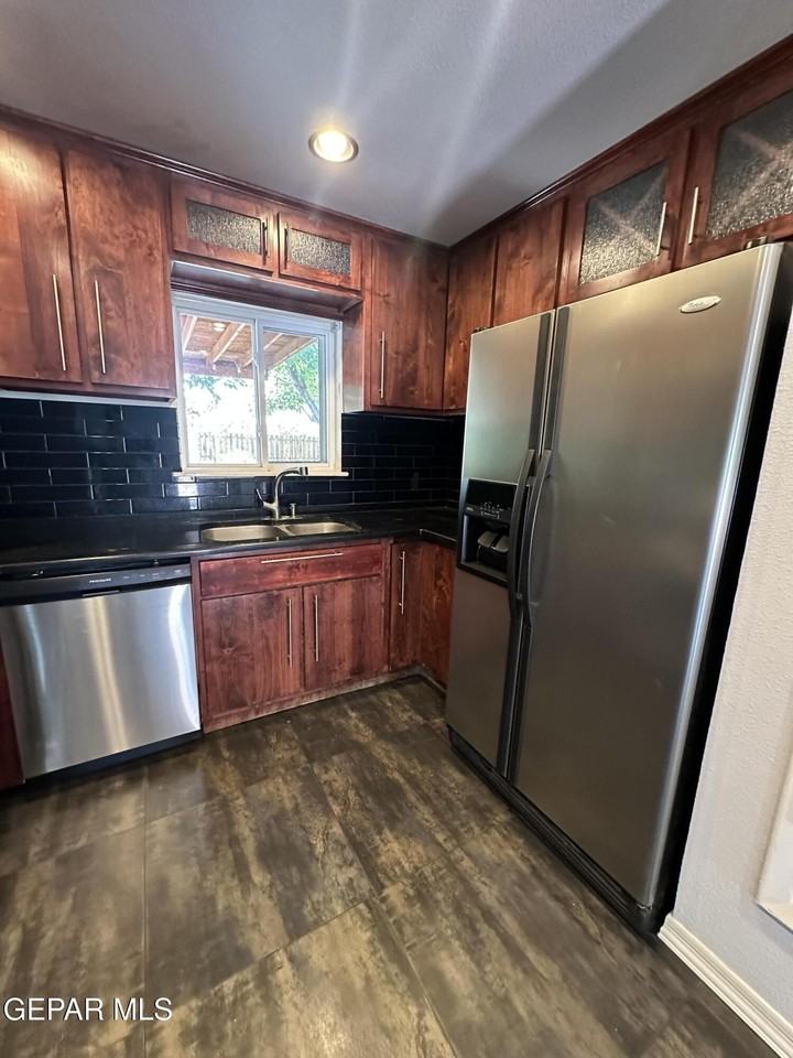 1209 Antonio St - Photo 5 of 21