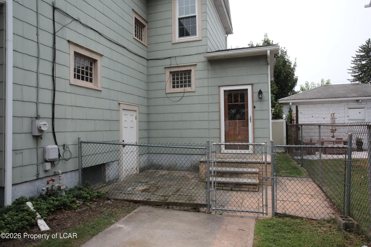 207 Delaware Ave - Photo 5 of 48