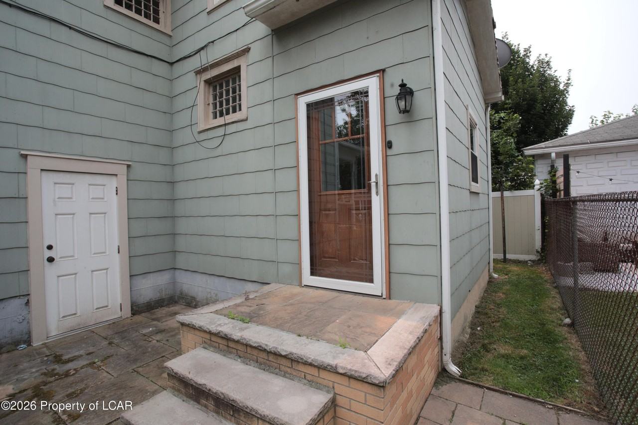 207 Delaware Ave - Photo 7 of 48
