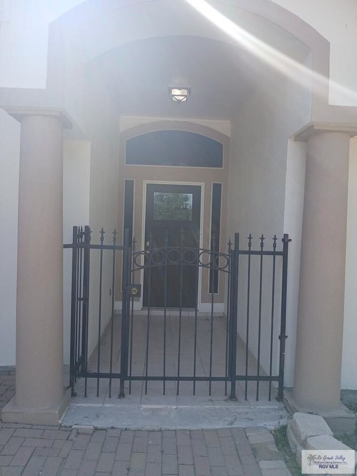 709 Washington Cir - Photo 4 of 35
