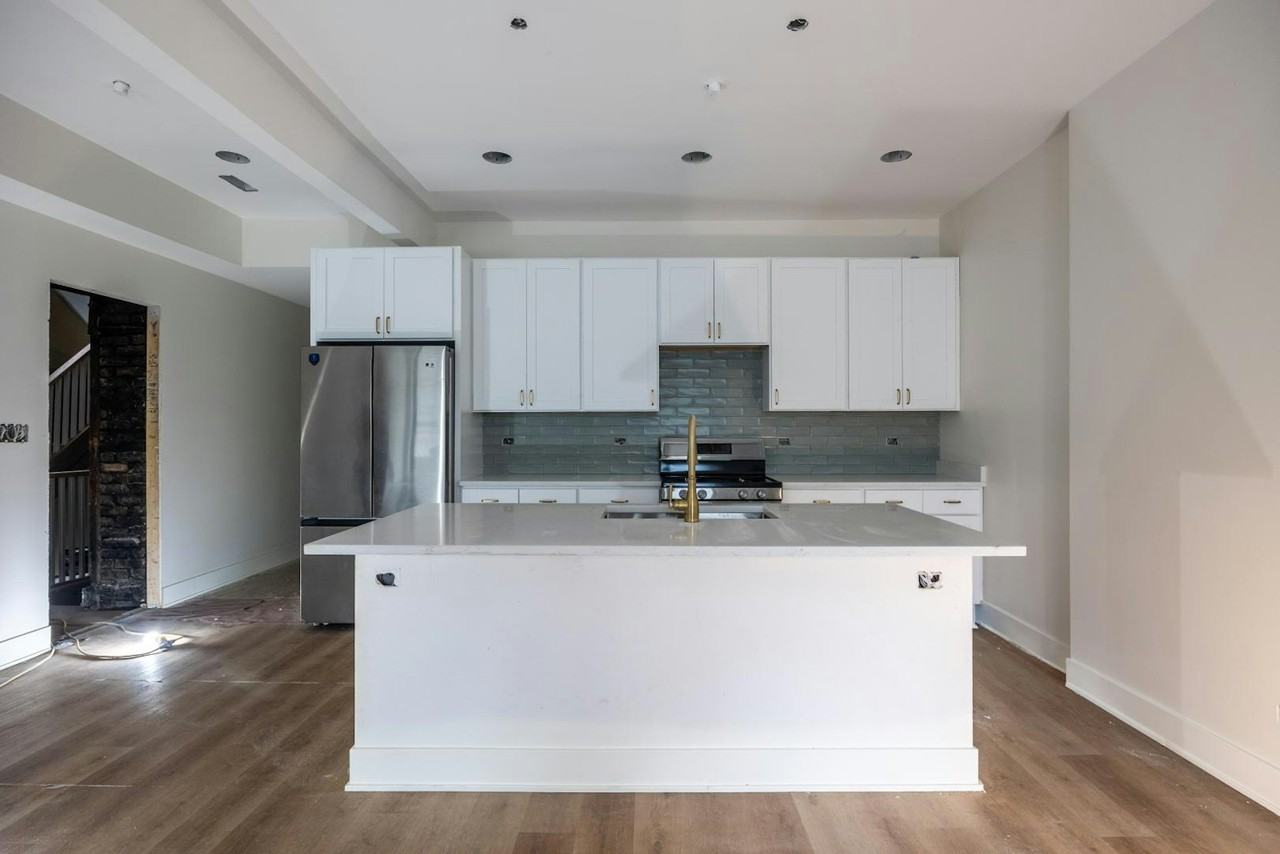 827 West Montrose Avenue, Unit 1 - Photo 2 of 14