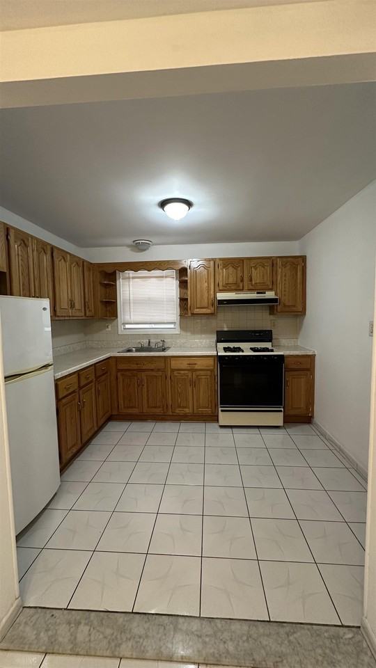 158 W 20th St - Photo 3 of 12