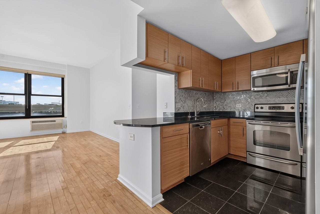 102 Christopher Columbus Dr #601 - Photo 4 of 28