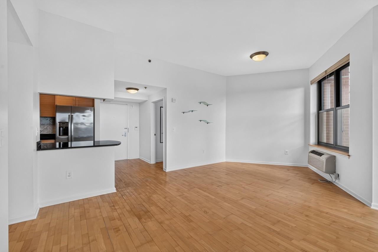 102 Christopher Columbus Dr #601 - Photo 7 of 28