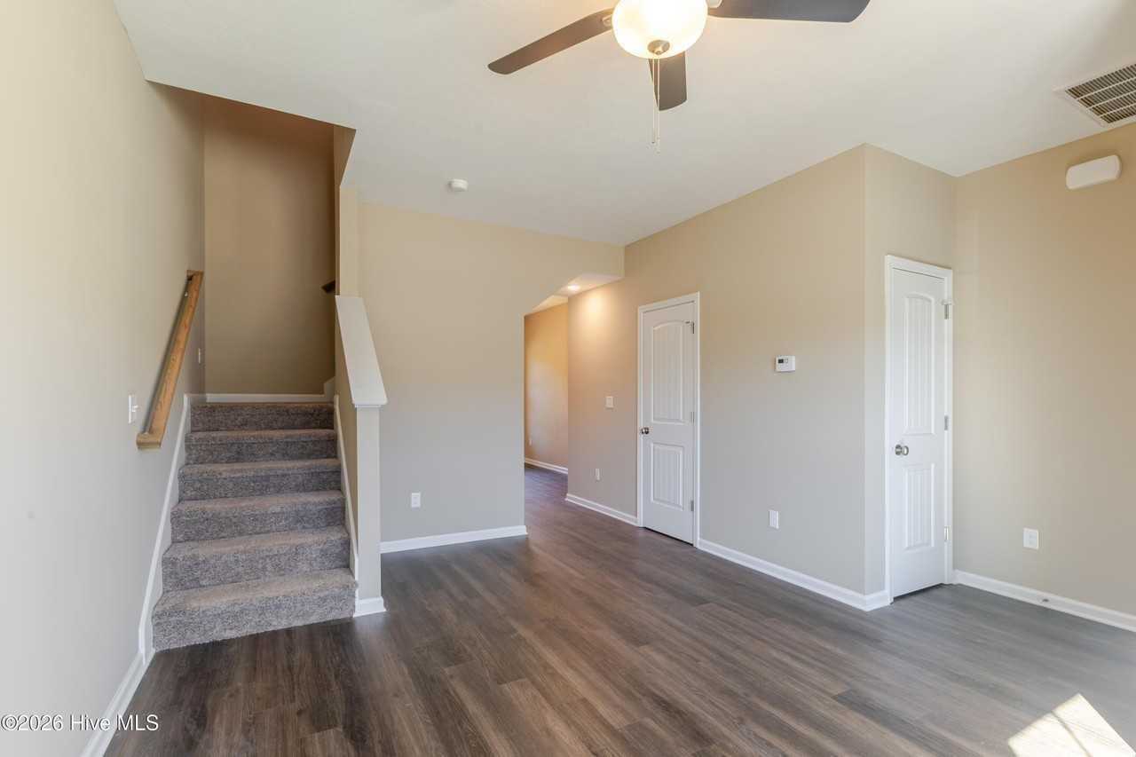 359 Bordeaux Dr - Photo 5 of 19