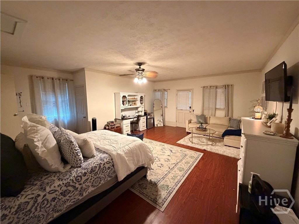 240 Davis St - Photo 2 of 13